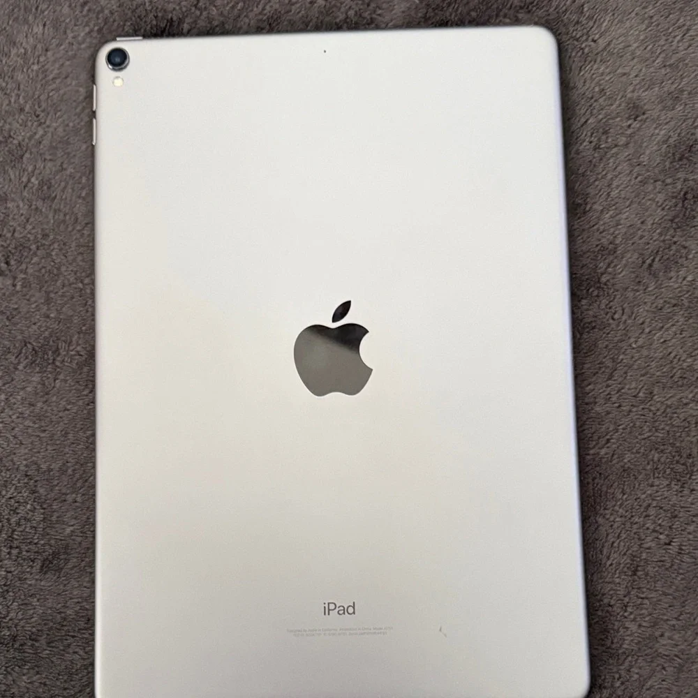 Apple iPad in Silver Aluminum Finish 10.5”